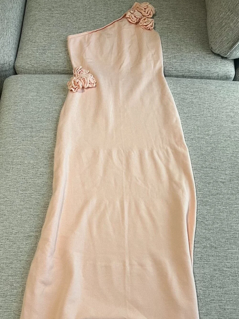 ✨ MESHKI Paloma One Shoulder Knit Maxi Dress With Flowers - Baby Pink (XL) ✨ - Picture 1 of 2